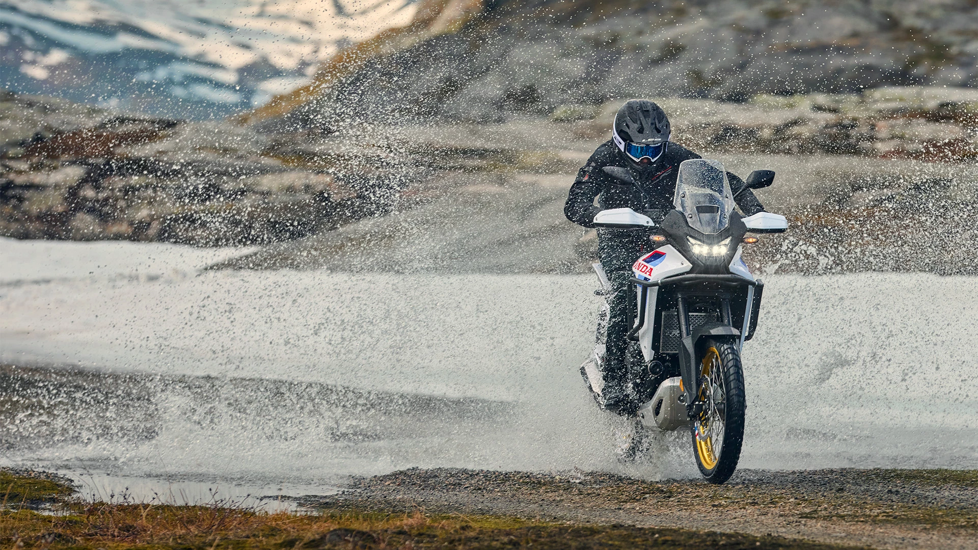 26YM XL750 Transalp Location Action 02 0784