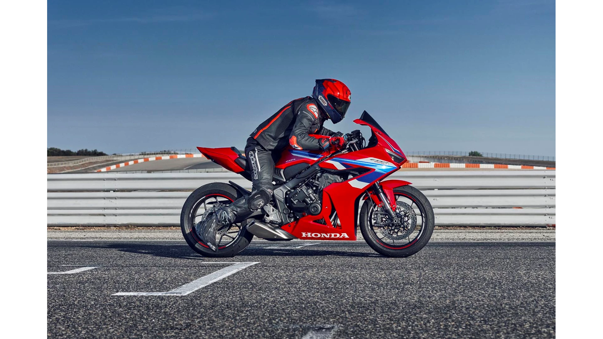 24YM CBR650R EC LOCATION Action 02 1681