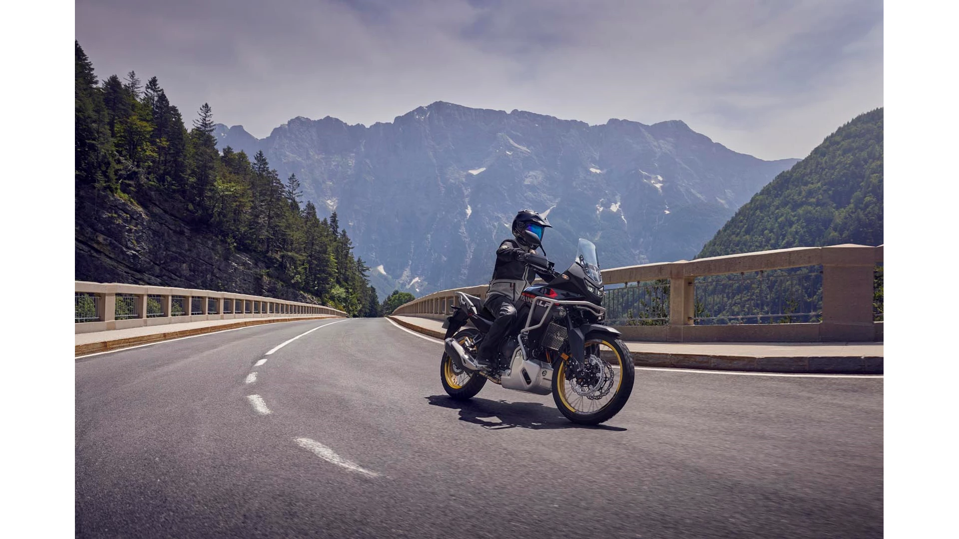 25YM Transalp Black Location Action 03 0298