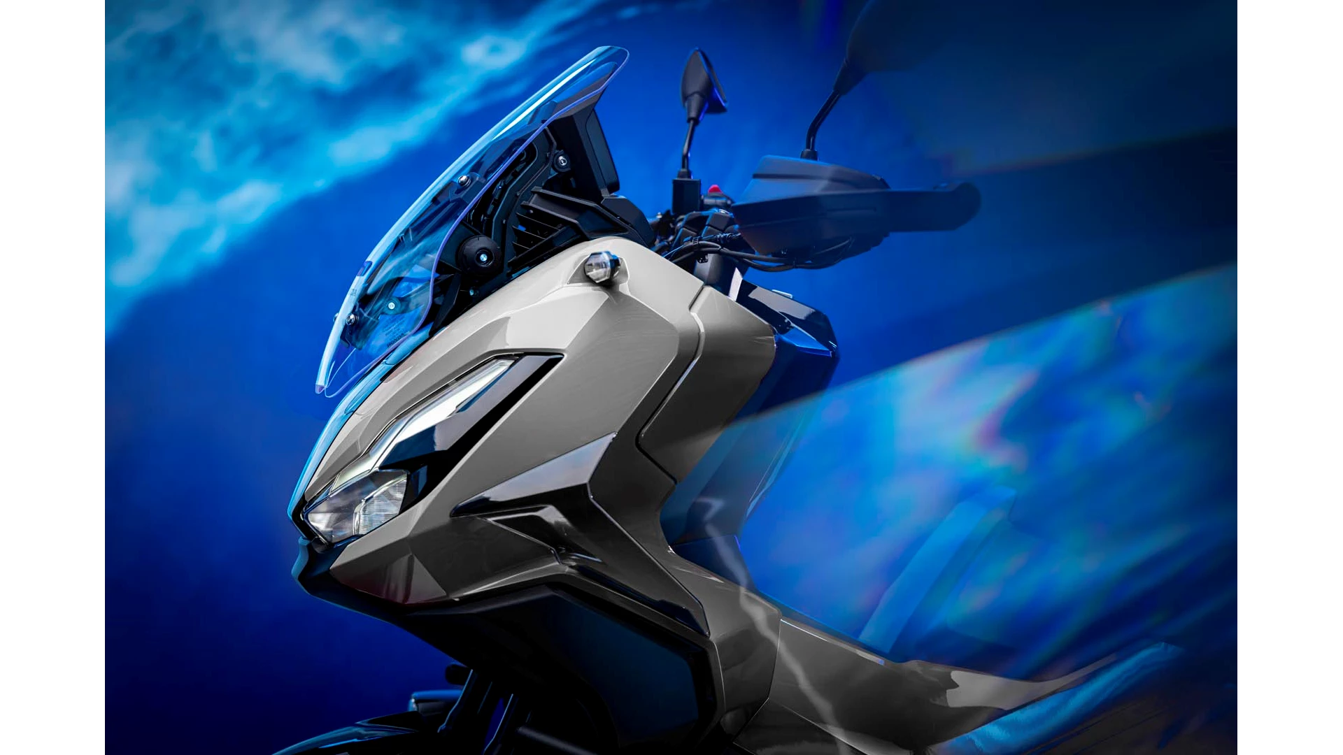 25YM ADV350 Location HYPER RED 014