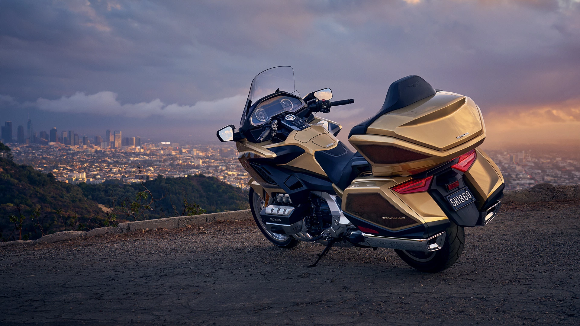 25YM GL1800 Gold Wing Tour Location Static 9206