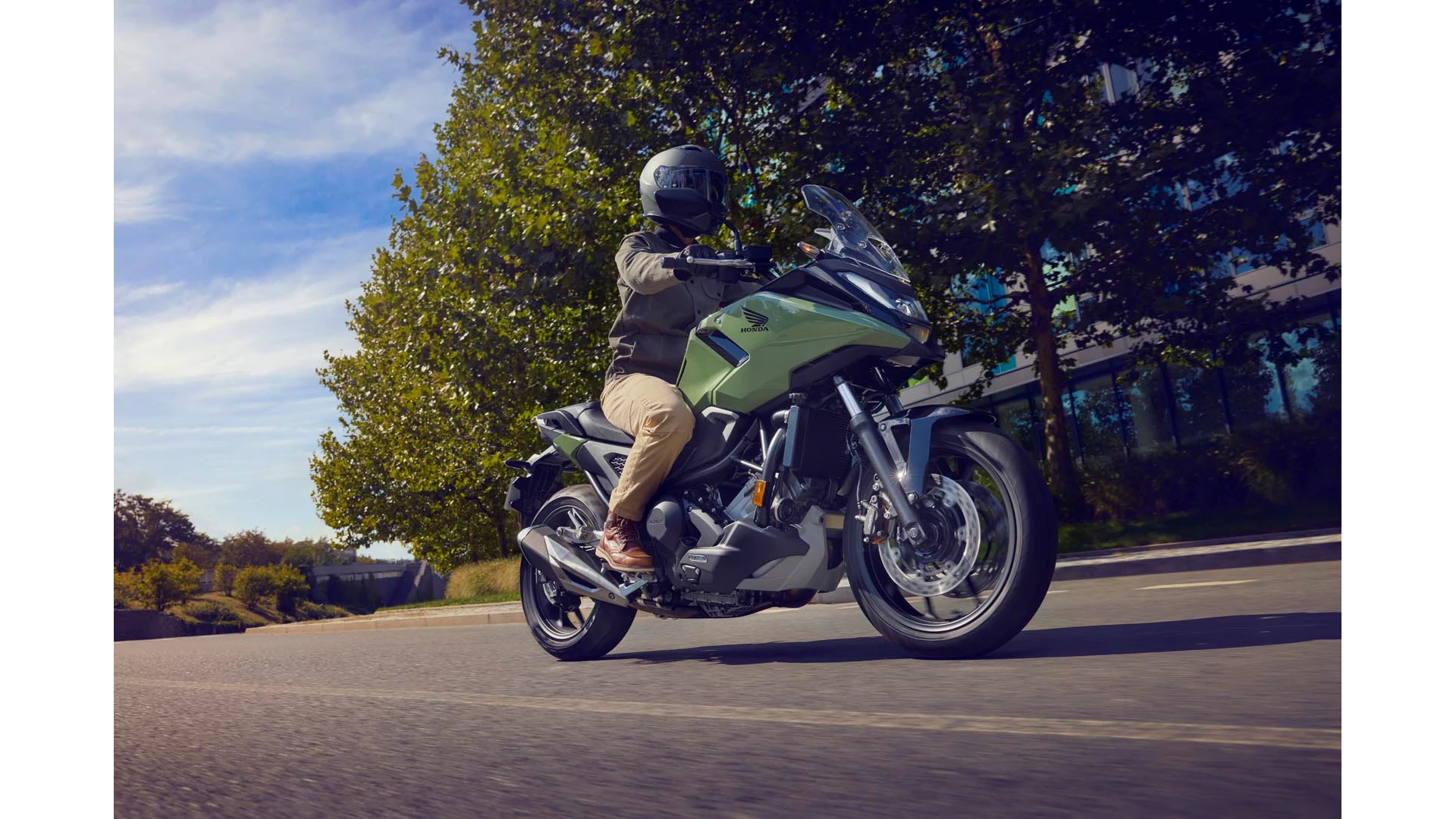 25YM NC750X Location Action 9