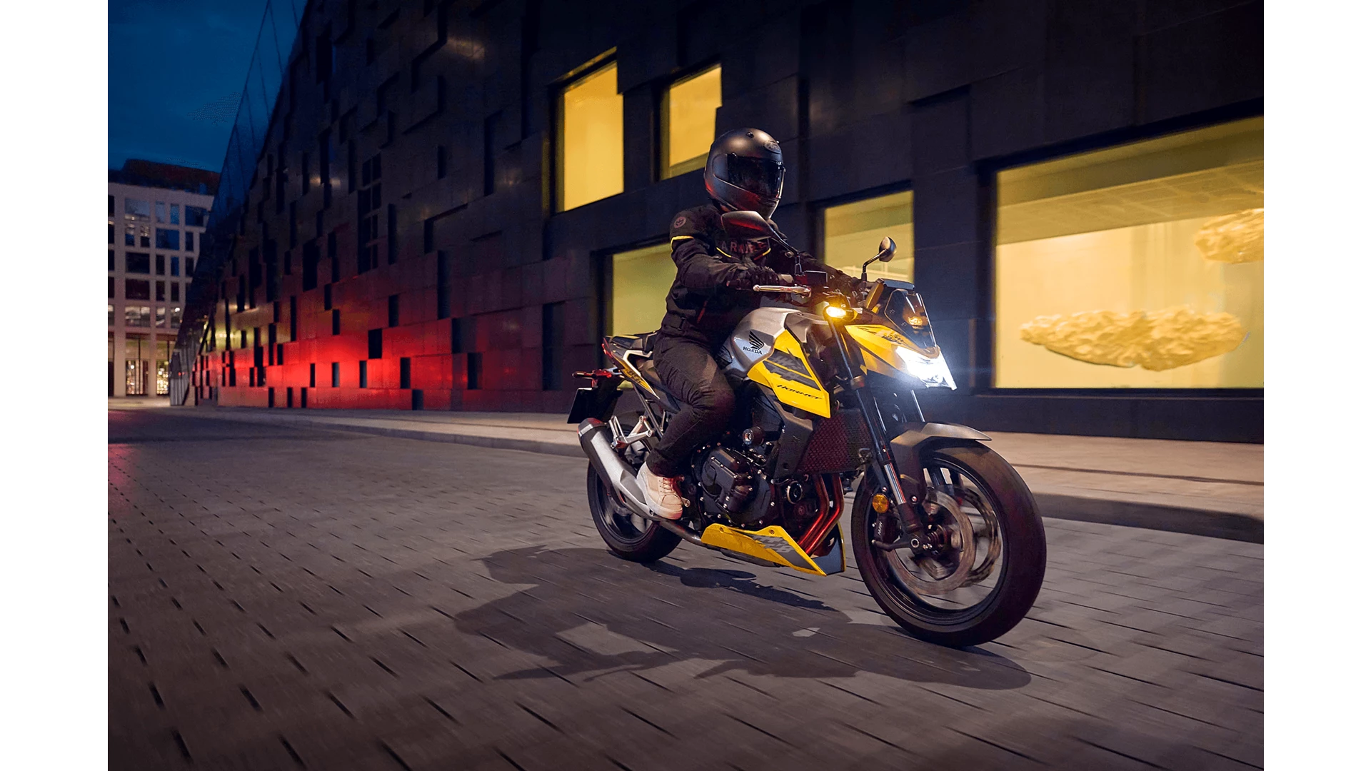 26YM CB750 Hornet Location Action 04 0329