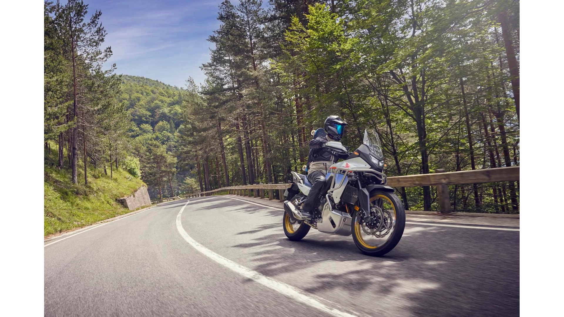 25YM Transalp White Location Action 01 0356