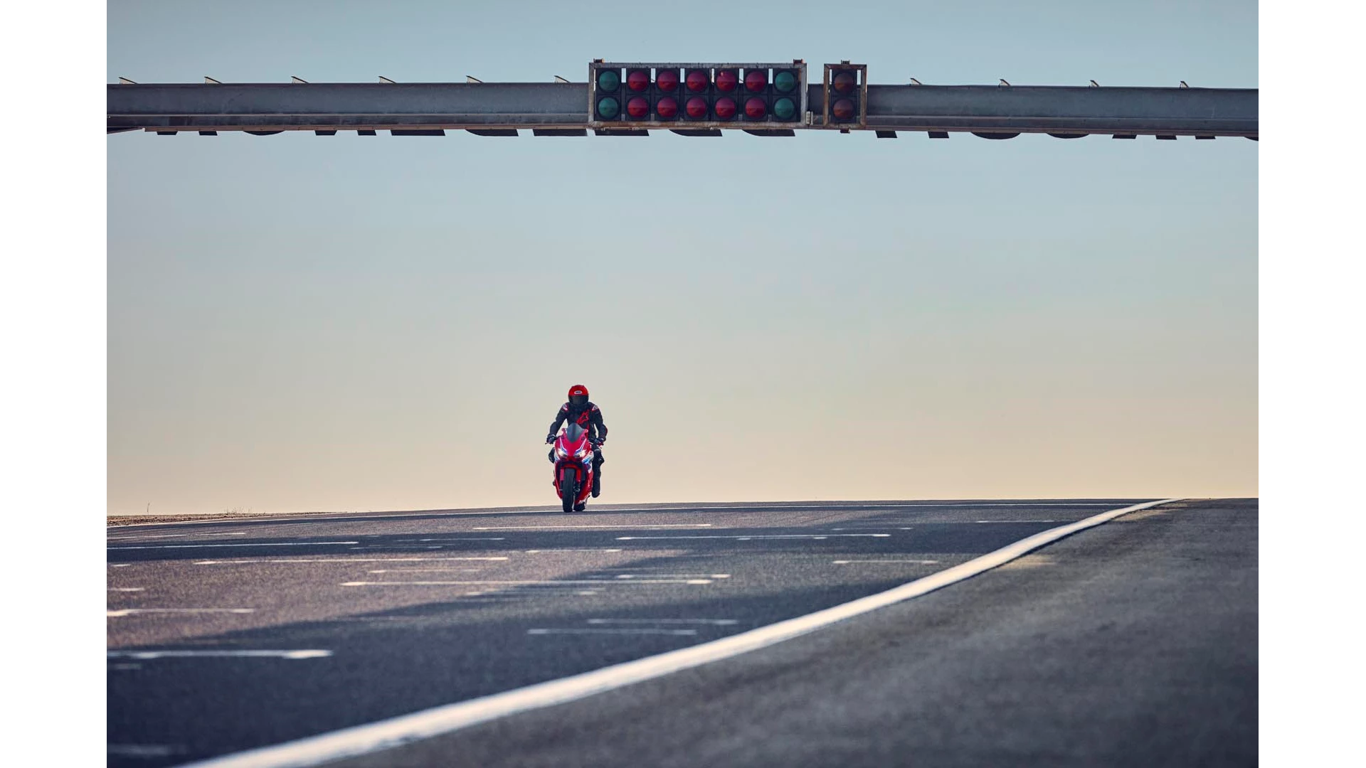 24YM CBR650R EC LOCATION Action 02 1789