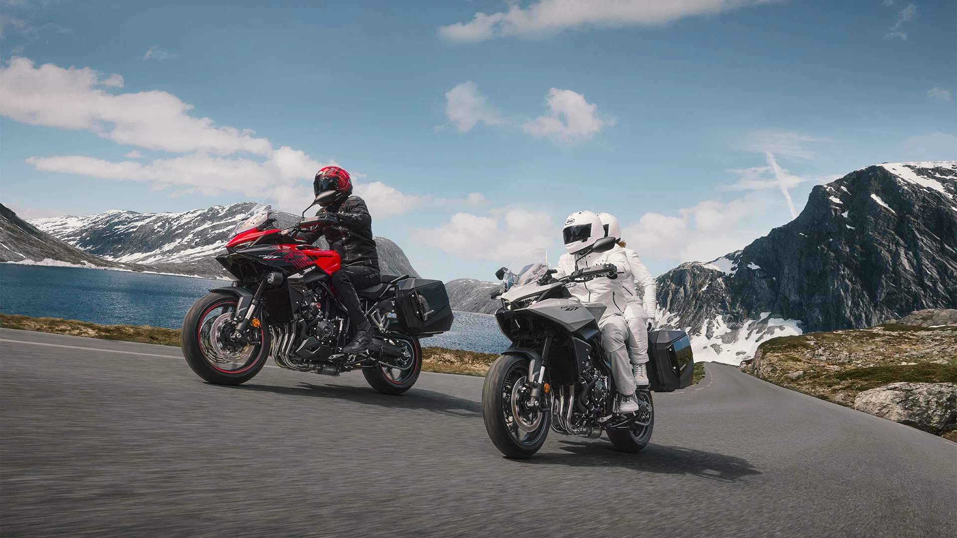 26YM CB1000GT Location Action 04 0442 2