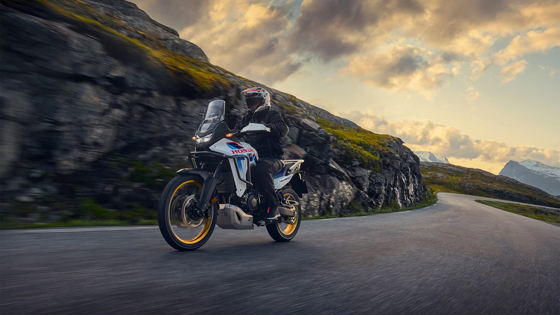 26YM XL750 Transalp Location Action 04 0438